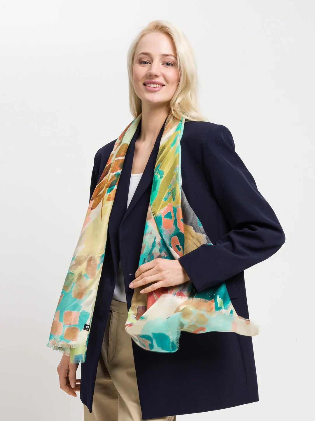 This scarf can be combined with everything: With its 58 x 178 cm and the design with abstract plants and flowers, this scarf is a real all-rounder. Combine it elegantly with a blazer or coat or casually with a casual outfit. The scarf was produced sustainably by FRAAS: The viscose cellulose used was obtained from sustainably managed forests.
