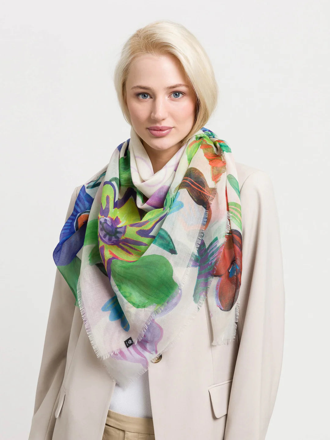 Romantic accessory: The delicate scarf with a colorful floral print and the word LOVE enchants every outfit. Measuring 120 x 120 cm, it can be tied around the neck as a triangle or elegantly draped around the shoulders. Another plus point: The scarf was produced sustainably. It is made from 100% recycled polyester, which is made from used PET bottles.