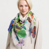 Romantic accessory: The delicate scarf with a colorful floral print and the word LOVE enchants every outfit. Measuring 120 x 120 cm, it can be tied around the neck as a triangle or elegantly draped around the shoulders. Another plus point: The scarf was produced sustainably. It is made from 100% recycled polyester, which is made from used PET bottles.