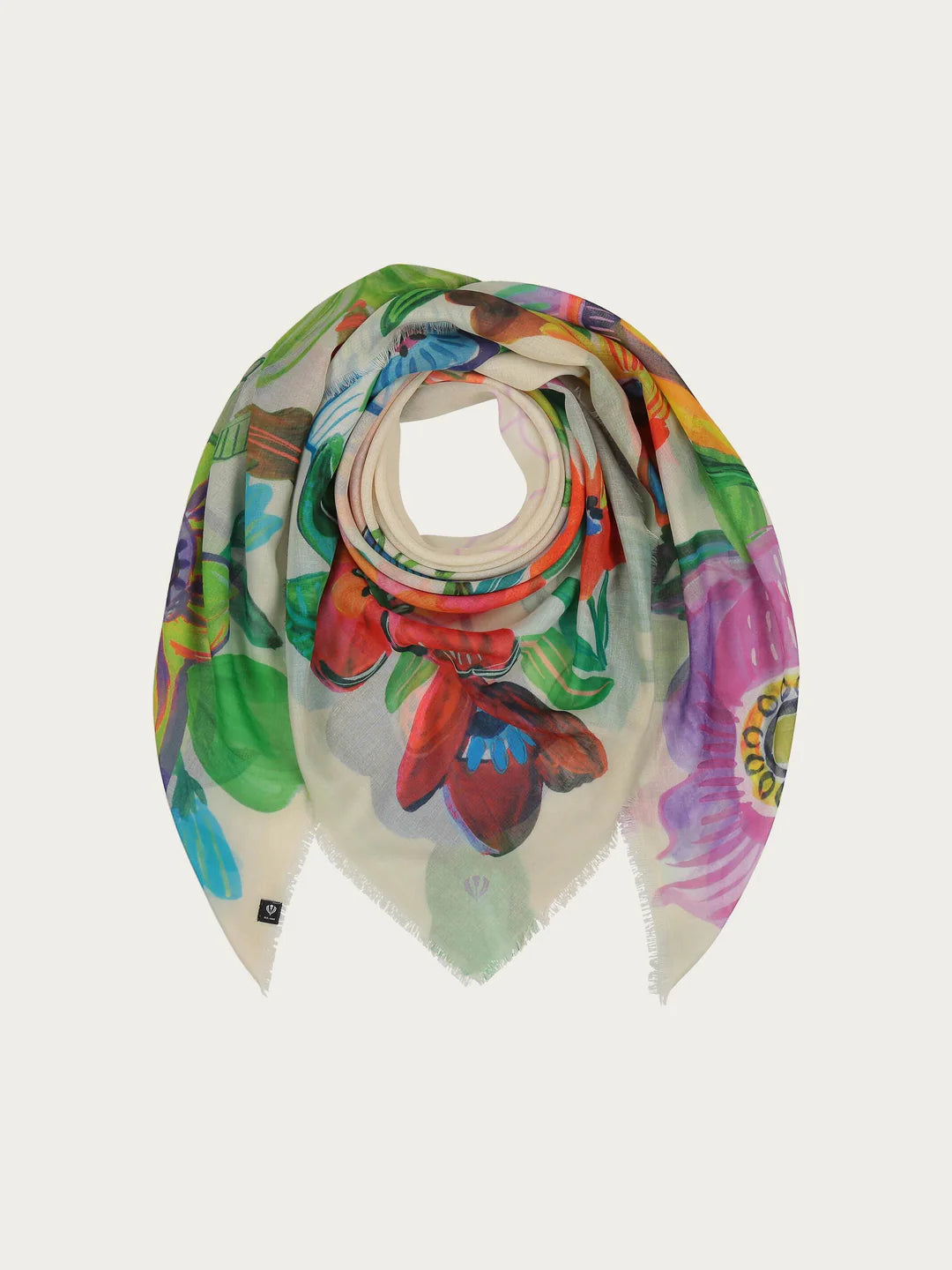 Romantic accessory: The delicate scarf with a colorful floral print and the word LOVE enchants every outfit. Measuring 120 x 120 cm, it can be tied around the neck as a triangle or elegantly draped around the shoulders. Another plus point: The scarf was produced sustainably. It is made from 100% recycled polyester, which is made from used PET bottles.