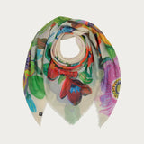 Romantic accessory: The delicate scarf with a colorful floral print and the word LOVE enchants every outfit. Measuring 120 x 120 cm, it can be tied around the neck as a triangle or elegantly draped around the shoulders. Another plus point: The scarf was produced sustainably. It is made from 100% recycled polyester, which is made from used PET bottles.