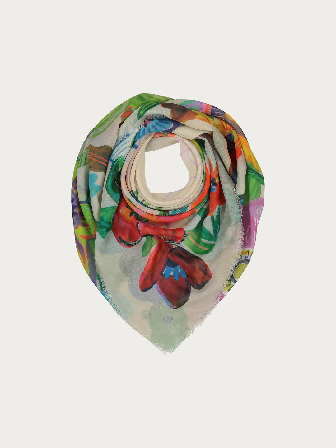 Romantic accessory: The delicate scarf with a colorful floral print and the word LOVE enchants every outfit. Measuring 120 x 120 cm, it can be tied around the neck as a triangle or elegantly draped around the shoulders. Another plus point: The scarf was produced sustainably. It is made from 100% recycled polyester, which is made from used PET bottles.