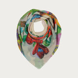 Romantic accessory: The delicate scarf with a colorful floral print and the word LOVE enchants every outfit. Measuring 120 x 120 cm, it can be tied around the neck as a triangle or elegantly draped around the shoulders. Another plus point: The scarf was produced sustainably. It is made from 100% recycled polyester, which is made from used PET bottles.