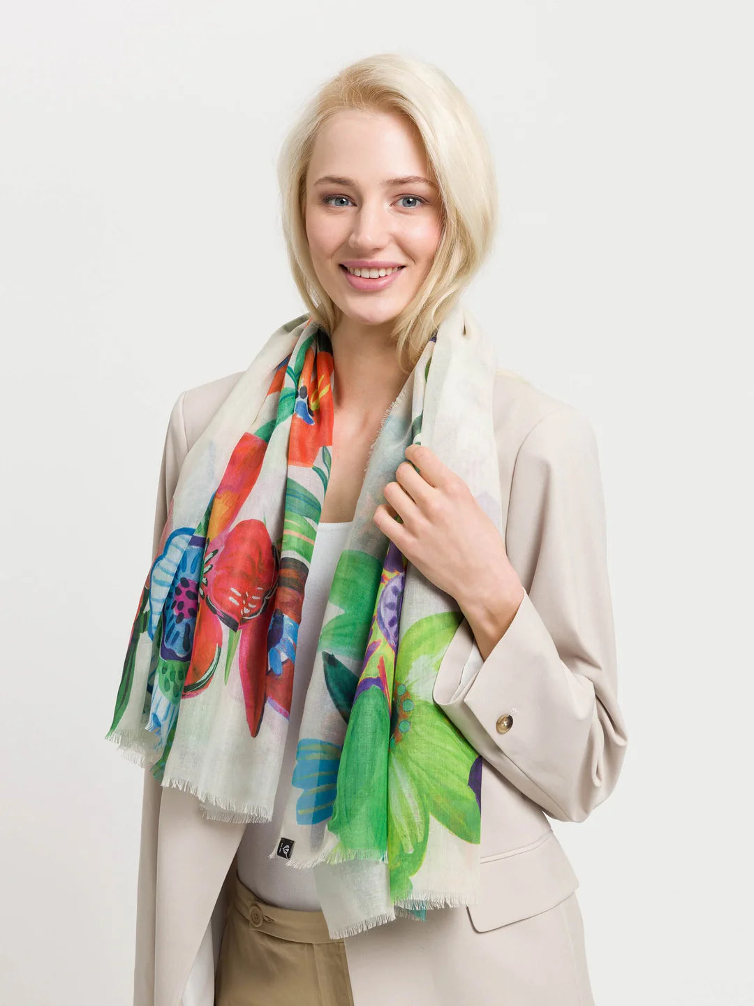 Romantic accessory: The delicate scarf with a colorful floral print and the word LOVE enchants every outfit. Measuring 120 x 120 cm, it can be tied around the neck as a triangle or elegantly draped around the shoulders. Another plus point: The scarf was produced sustainably. It is made from 100% recycled polyester, which is made from used PET bottles.