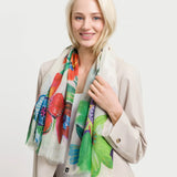 Romantic accessory: The delicate scarf with a colorful floral print and the word LOVE enchants every outfit. Measuring 120 x 120 cm, it can be tied around the neck as a triangle or elegantly draped around the shoulders. Another plus point: The scarf was produced sustainably. It is made from 100% recycled polyester, which is made from used PET bottles.