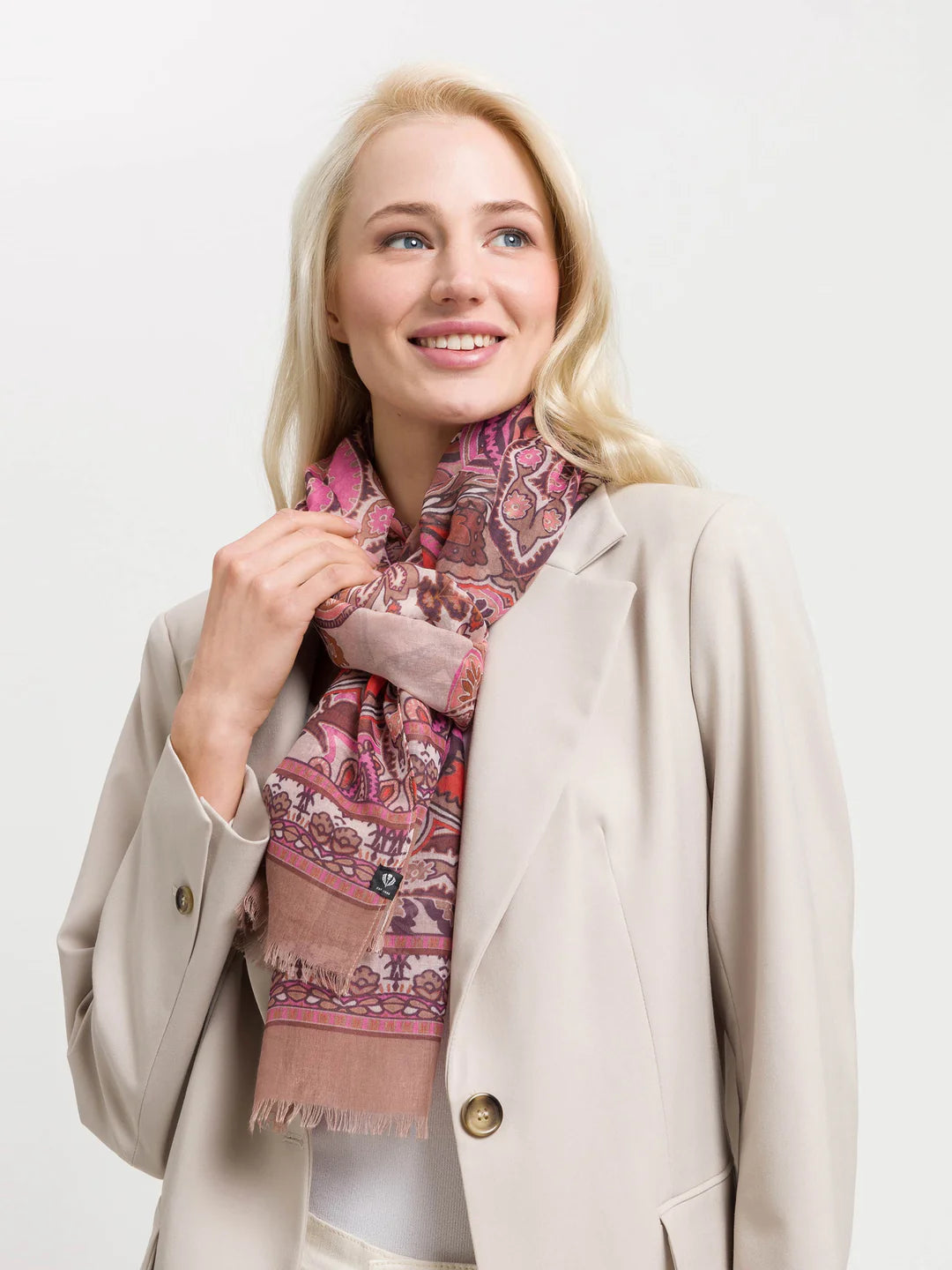 Sustainability professional: The FRAAS scarf with paisley design is a real eye-catcher and also good for the environment. It is made of recycled polyester made from used PET bottles. It was also produced in a CO2-neutral way. It can be combined with a casual jeans look as well as a business outfit. The accessory, measuring 70 x 180 cm, also offers several ways of tying it: casually wrapped around the neck or elegantly draped over the shoulders.