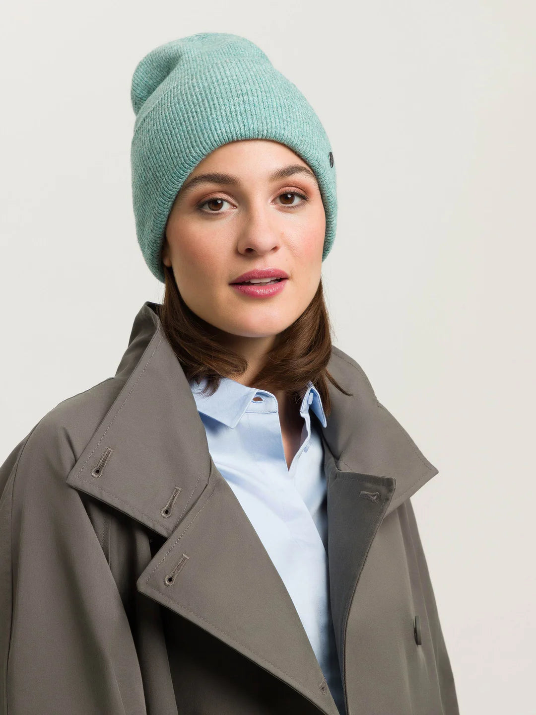 Keep it simple: the single-coloured knitted hat from FRAAS goes with any outfit - whether with a casual winter jacket or an elegant women's coat. Measuring 20 x 24 cm, the hat is super comfortable to wear and sits perfectly on the head without slipping. It is also a real sustainability pro, as it is made from recycled polyester produced from used PET bottles. What's more, it was produced in a CO2-neutral way. You'll have a lot of fun with this headgear on a walk in winter.