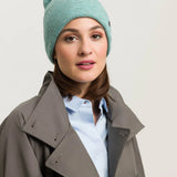 Keep it simple: the single-coloured knitted hat from FRAAS goes with any outfit - whether with a casual winter jacket or an elegant women's coat. Measuring 20 x 24 cm, the hat is super comfortable to wear and sits perfectly on the head without slipping. It is also a real sustainability pro, as it is made from recycled polyester produced from used PET bottles. What's more, it was produced in a CO2-neutral way. You'll have a lot of fun with this headgear on a walk in winter.