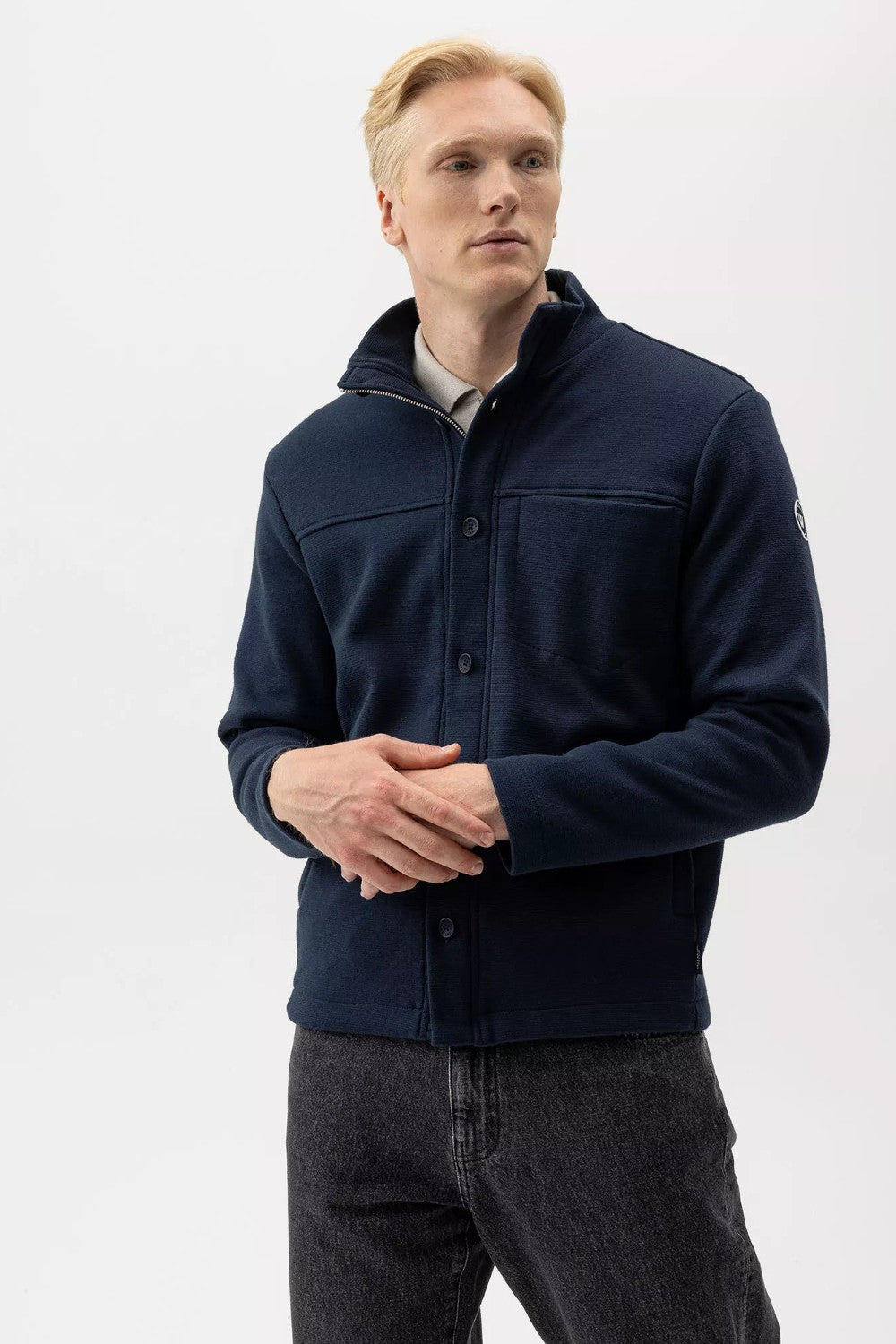 Wind-lined milano knitted jacket / overshirt in 100% cotton. Hidden zipper with button placket and chest pocket. Practical pockets on the sides with zipper. Regular fit. The sweater has a windproof lining that consists of 96% polyester and 4% elastane. No chemicals are used to achieve the windproof function. Instead, the lining is manufactured with a special weaving technique that makes the fabric extremely tightly woven and therefore also windproof, while the fabric breathes.