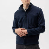 Wind-lined milano knitted jacket / overshirt in 100% cotton. Hidden zipper with button placket and chest pocket. Practical pockets on the sides with zipper. Regular fit. The sweater has a windproof lining that consists of 96% polyester and 4% elastane. No chemicals are used to achieve the windproof function. Instead, the lining is manufactured with a special weaving technique that makes the fabric extremely tightly woven and therefore also windproof, while the fabric breathes.