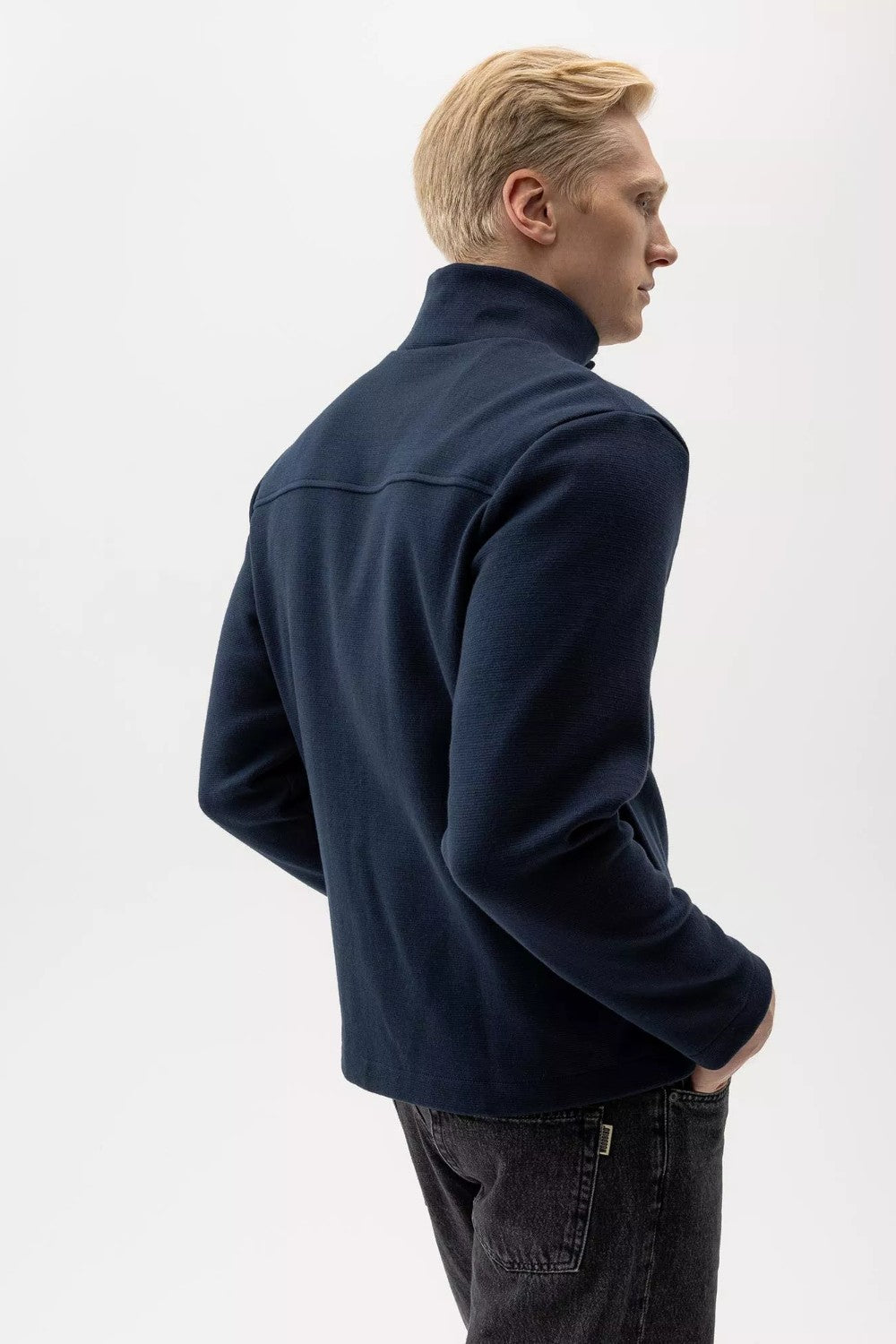Wind-lined milano knitted jacket / overshirt in 100% cotton. Hidden zipper with button placket and chest pocket. Practical pockets on the sides with zipper. Regular fit. The sweater has a windproof lining that consists of 96% polyester and 4% elastane. No chemicals are used to achieve the windproof function. Instead, the lining is manufactured with a special weaving technique that makes the fabric extremely tightly woven and therefore also windproof, while the fabric breathes.