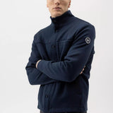 Wind-lined milano knitted jacket / overshirt in 100% cotton. Hidden zipper with button placket and chest pocket. Practical pockets on the sides with zipper. Regular fit. The sweater has a windproof lining that consists of 96% polyester and 4% elastane. No chemicals are used to achieve the windproof function. Instead, the lining is manufactured with a special weaving technique that makes the fabric extremely tightly woven and therefore also windproof, while the fabric breathes.