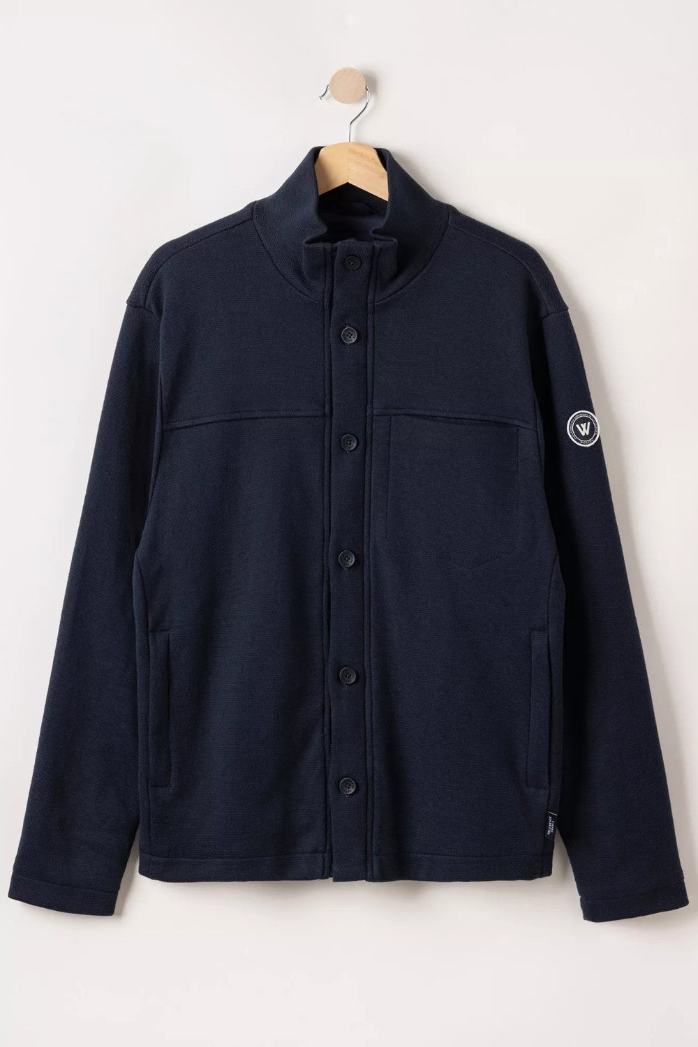 Wind-lined milano knitted jacket / overshirt in 100% cotton. Hidden zipper with button placket and chest pocket. Practical pockets on the sides with zipper. Regular fit. The sweater has a windproof lining that consists of 96% polyester and 4% elastane. No chemicals are used to achieve the windproof function. Instead, the lining is manufactured with a special weaving technique that makes the fabric extremely tightly woven and therefore also windproof, while the fabric breathes.