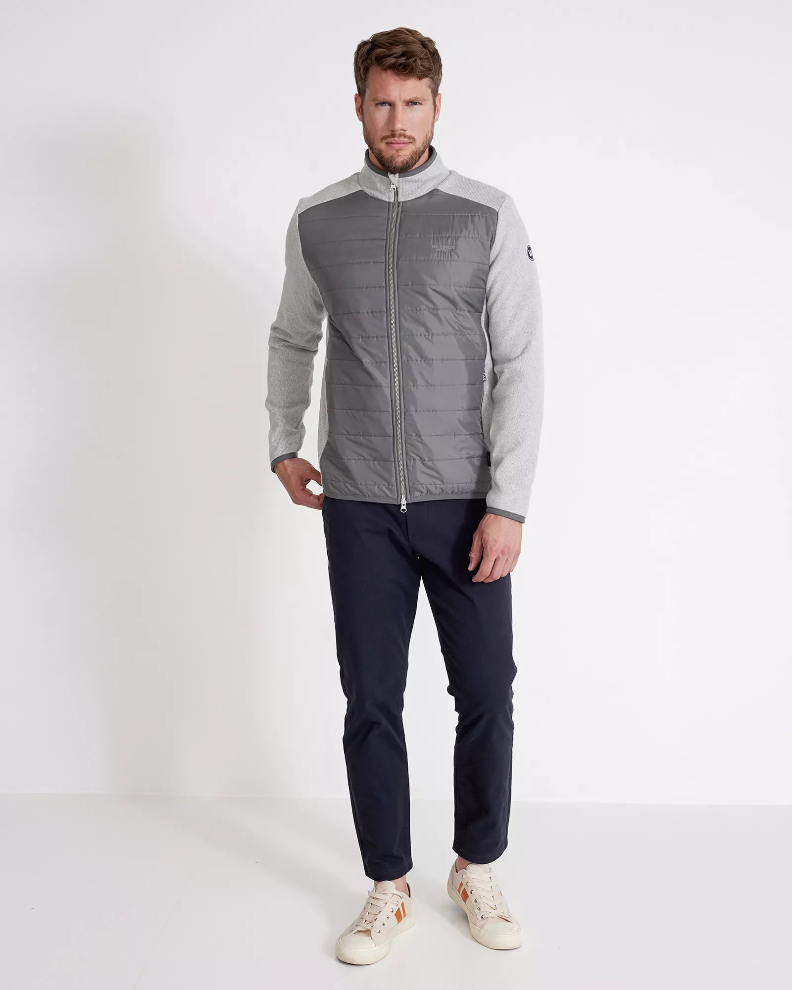 Windproof jacket in cotton with water repellent details. Quilted details in the front and back. Sidepockets with metal zip. Elastic bounded edges at endings.