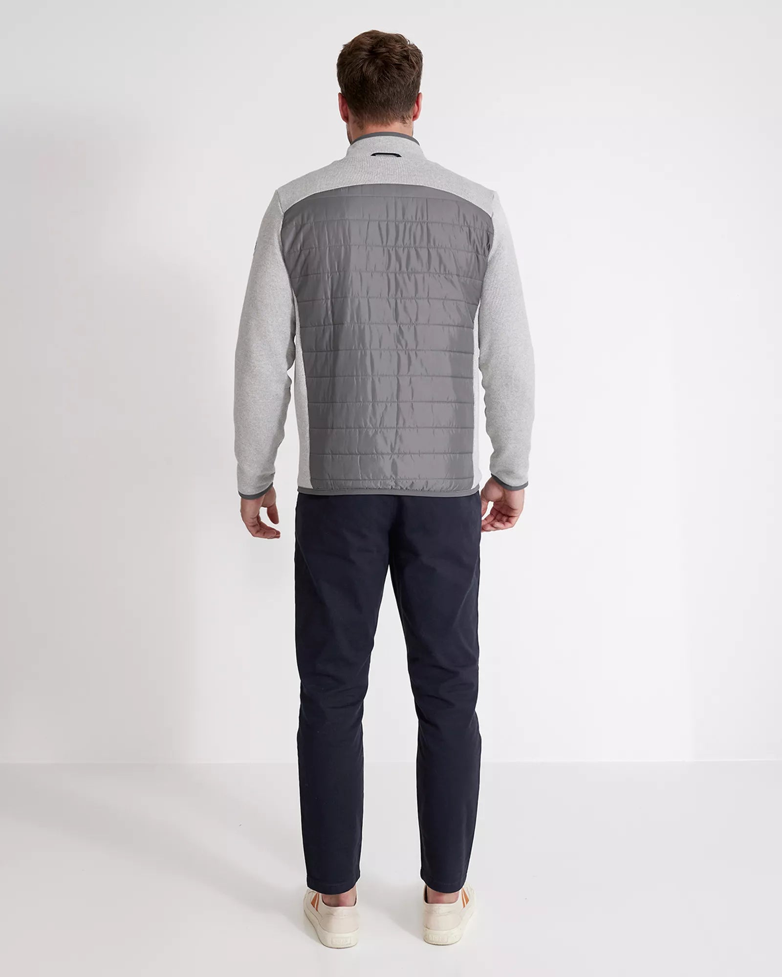 Windproof jacket in cotton with water repellent details. Quilted details in the front and back. Sidepockets with metal zip. Elastic bounded edges at endings.