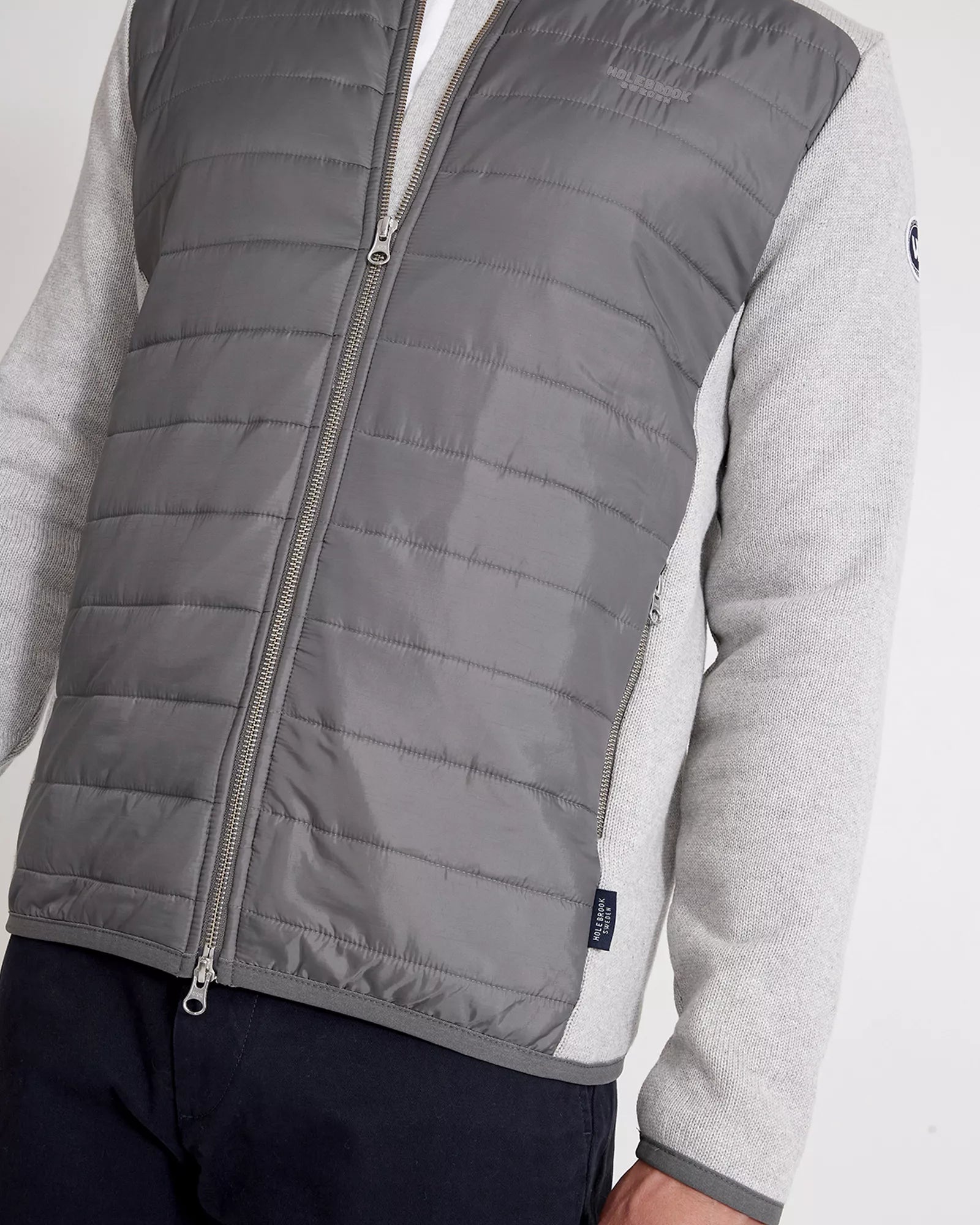 Windproof jacket in cotton with water repellent details. Quilted details in the front and back. Sidepockets with metal zip. Elastic bounded edges at endings.