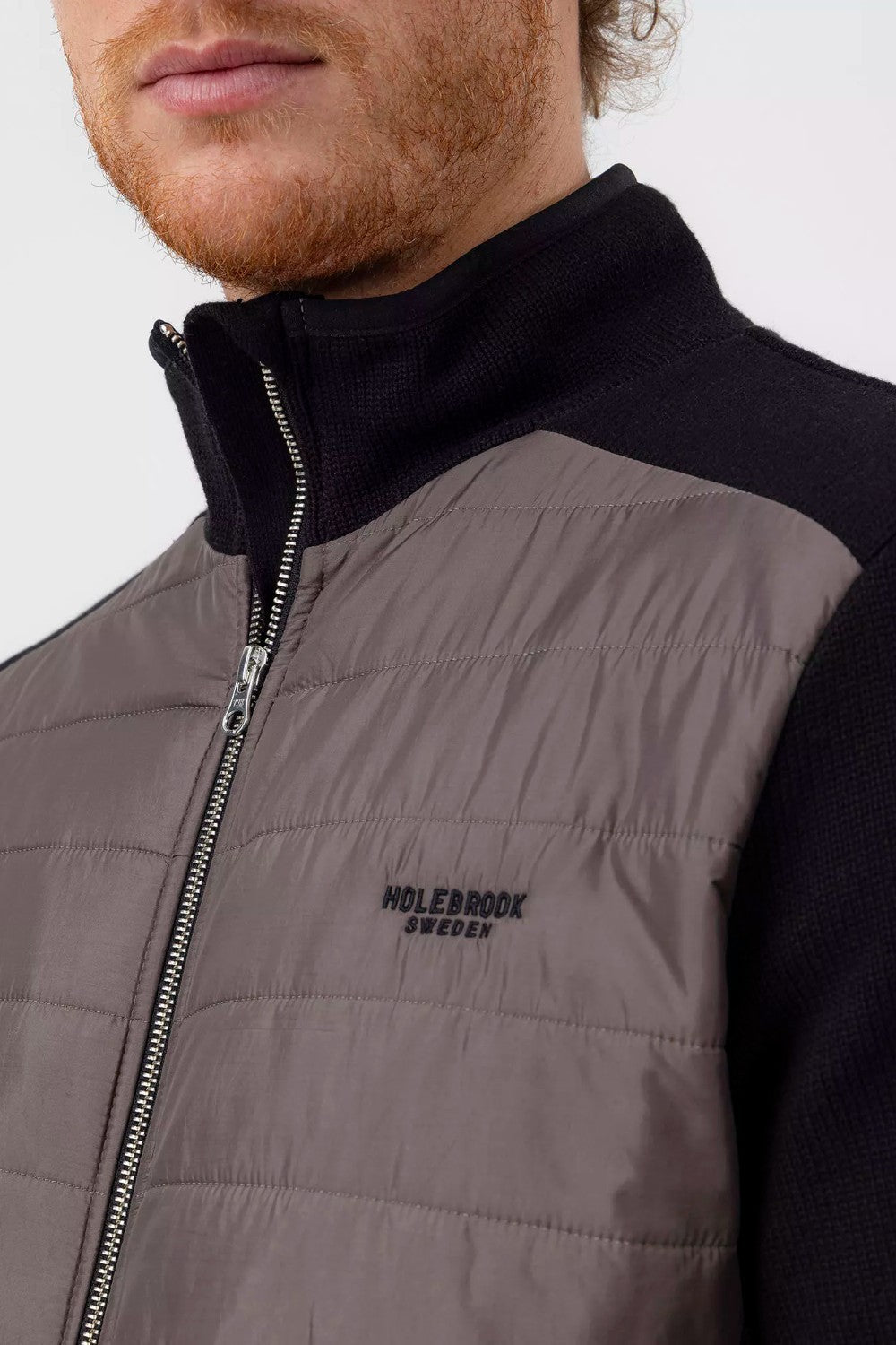 Knitted windproof jacket in cotton. Quilted water-repellent details with a membrane made of Swedish wool. Two-way zipper and elastic bands at the end. Practical pockets. Regular fit. The jacket has a windproof lining consisting of 96% polyester and 4% elastane. No chemicals are used to achieve the windproof function. Instead, the lining is manufactured with a special weaving technique that makes the fabric extremely tightly woven and therefore also windproof, while the fabric is breathable.