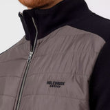 Knitted windproof jacket in cotton. Quilted water-repellent details with a membrane made of Swedish wool. Two-way zipper and elastic bands at the end. Practical pockets. Regular fit. The jacket has a windproof lining consisting of 96% polyester and 4% elastane. No chemicals are used to achieve the windproof function. Instead, the lining is manufactured with a special weaving technique that makes the fabric extremely tightly woven and therefore also windproof, while the fabric is breathable.
