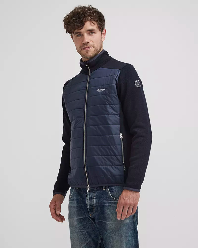 Windproof jacket in cotton with water repellent details. Quilted details in the front and back. Sidepockets with metal zip. Elastic bounded edges at endings.