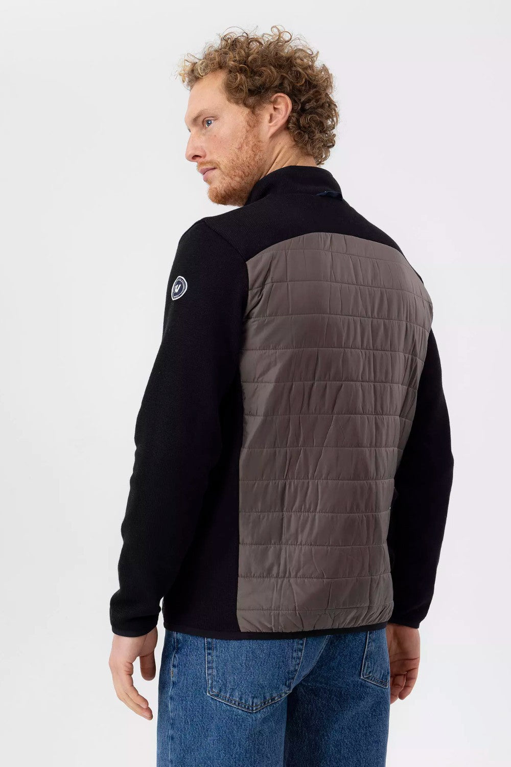 Knitted windproof jacket in cotton. Quilted water-repellent details with a membrane made of Swedish wool. Two-way zipper and elastic bands at the end. Practical pockets. Regular fit. The jacket has a windproof lining consisting of 96% polyester and 4% elastane. No chemicals are used to achieve the windproof function. Instead, the lining is manufactured with a special weaving technique that makes the fabric extremely tightly woven and therefore also windproof, while the fabric is breathable.