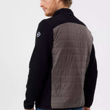 Knitted windproof jacket in cotton. Quilted water-repellent details with a membrane made of Swedish wool. Two-way zipper and elastic bands at the end. Practical pockets. Regular fit. The jacket has a windproof lining consisting of 96% polyester and 4% elastane. No chemicals are used to achieve the windproof function. Instead, the lining is manufactured with a special weaving technique that makes the fabric extremely tightly woven and therefore also windproof, while the fabric is breathable.