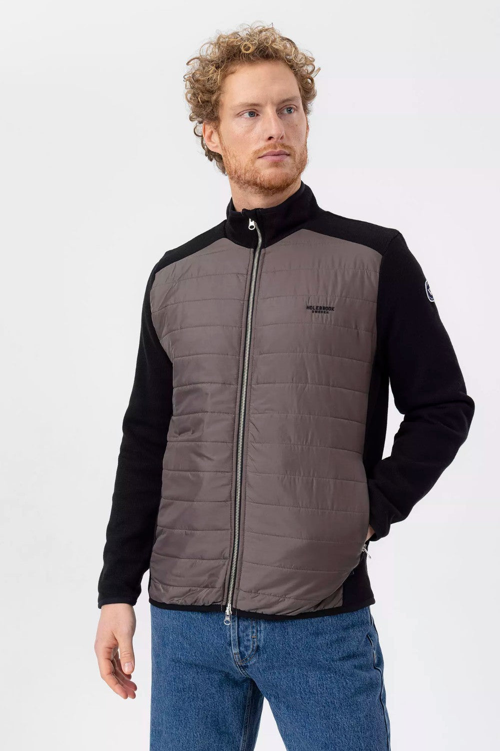 Knitted windproof jacket in cotton. Quilted water-repellent details with a membrane made of Swedish wool. Two-way zipper and elastic bands at the end. Practical pockets. Regular fit. The jacket has a windproof lining consisting of 96% polyester and 4% elastane. No chemicals are used to achieve the windproof function. Instead, the lining is manufactured with a special weaving technique that makes the fabric extremely tightly woven and therefore also windproof, while the fabric is breathable.