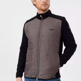 Knitted windproof jacket in cotton. Quilted water-repellent details with a membrane made of Swedish wool. Two-way zipper and elastic bands at the end. Practical pockets. Regular fit. The jacket has a windproof lining consisting of 96% polyester and 4% elastane. No chemicals are used to achieve the windproof function. Instead, the lining is manufactured with a special weaving technique that makes the fabric extremely tightly woven and therefore also windproof, while the fabric is breathable.