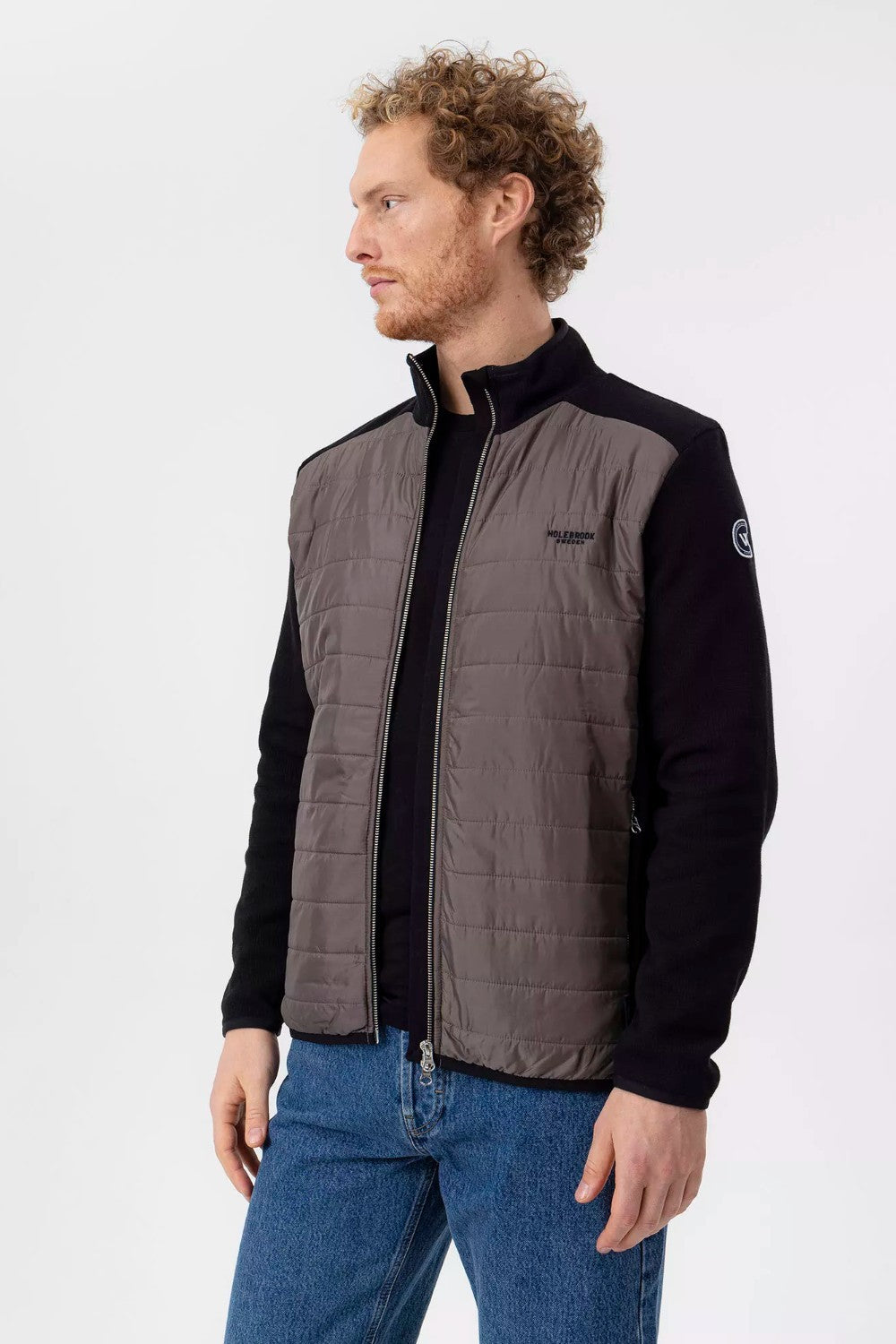 Knitted windproof jacket in cotton. Quilted water-repellent details with a membrane made of Swedish wool. Two-way zipper and elastic bands at the end. Practical pockets. Regular fit. The jacket has a windproof lining consisting of 96% polyester and 4% elastane. No chemicals are used to achieve the windproof function. Instead, the lining is manufactured with a special weaving technique that makes the fabric extremely tightly woven and therefore also windproof, while the fabric is breathable.