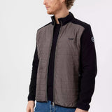 Knitted windproof jacket in cotton. Quilted water-repellent details with a membrane made of Swedish wool. Two-way zipper and elastic bands at the end. Practical pockets. Regular fit. The jacket has a windproof lining consisting of 96% polyester and 4% elastane. No chemicals are used to achieve the windproof function. Instead, the lining is manufactured with a special weaving technique that makes the fabric extremely tightly woven and therefore also windproof, while the fabric is breathable.