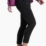 Featuring a streamlined look, the lightweight VANTAGE Crop will elevate any adventure. A pull-on waistband with drawcord combines with stretch and rebound for the ideal fit that never loses form. Quick dry, moisture-wicking performance with maximum sun protection to extend your time outdoors.