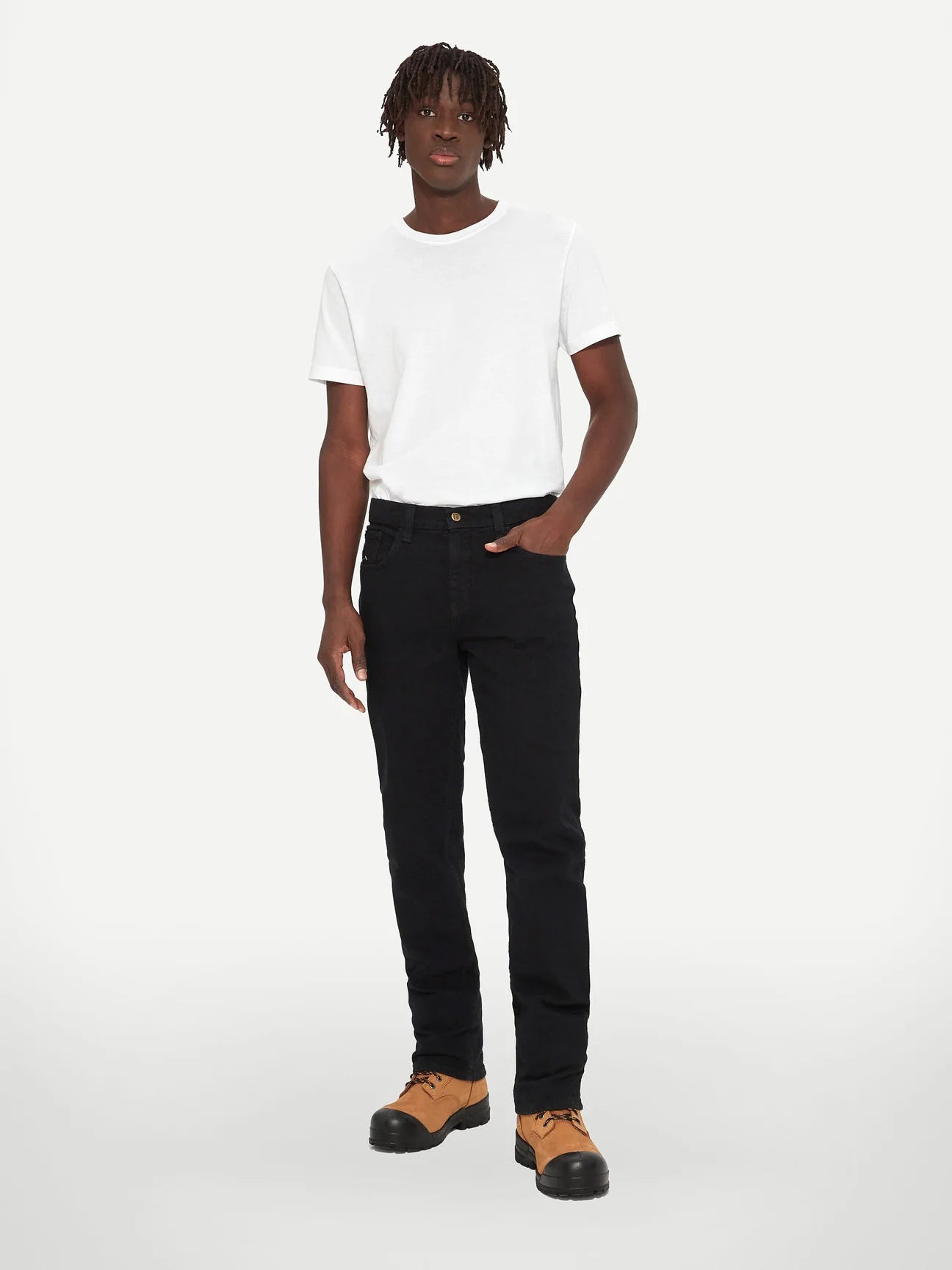In need of a good classic pair of jeans? BRAD is your go-to! Maximum stretch, super softness, what's not to love?5 pockets for maximum practicality and fabric stretch for comfort. 
