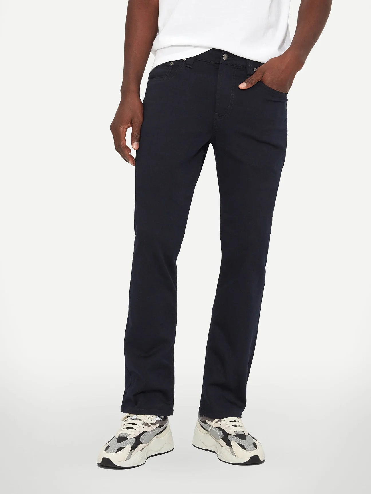 Looking for that oh so colourful but classy pair of jeans? Look no more! With its stretch twill, this pant guarantees ease of movement and style for your everyday activities.  Chose the BRAD SLIM if you are looking for a regular fit, a slim leg, an elastic waistband (extra-comfort!) and 5 practical pockets. You will not regret it!