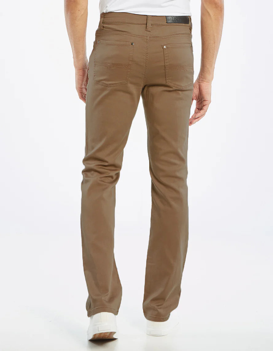 Looking for that oh so colourful but classy pair of jeans? Look no more! With its stretch twill, this pant guarantees ease of movement and style for your everyday activities.  Chose the BRAD SLIM if you are looking for a regular fit, a slim leg, an elastic waistband (extra-comfort!) and 5 practical pockets. You will not regret it!