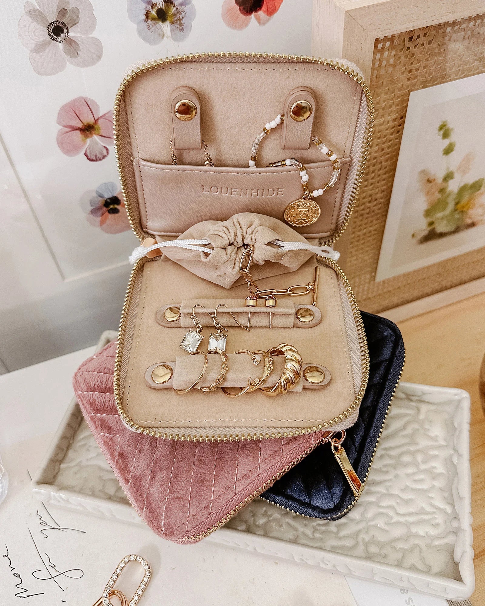 The Louenhide Juniper Velvet Jewelry Case is ideal for those who appreciate the finer details in their jewelry storage. Designed with your dynamic lifestyle in mind, this jewellery wallet is compact and portable. 