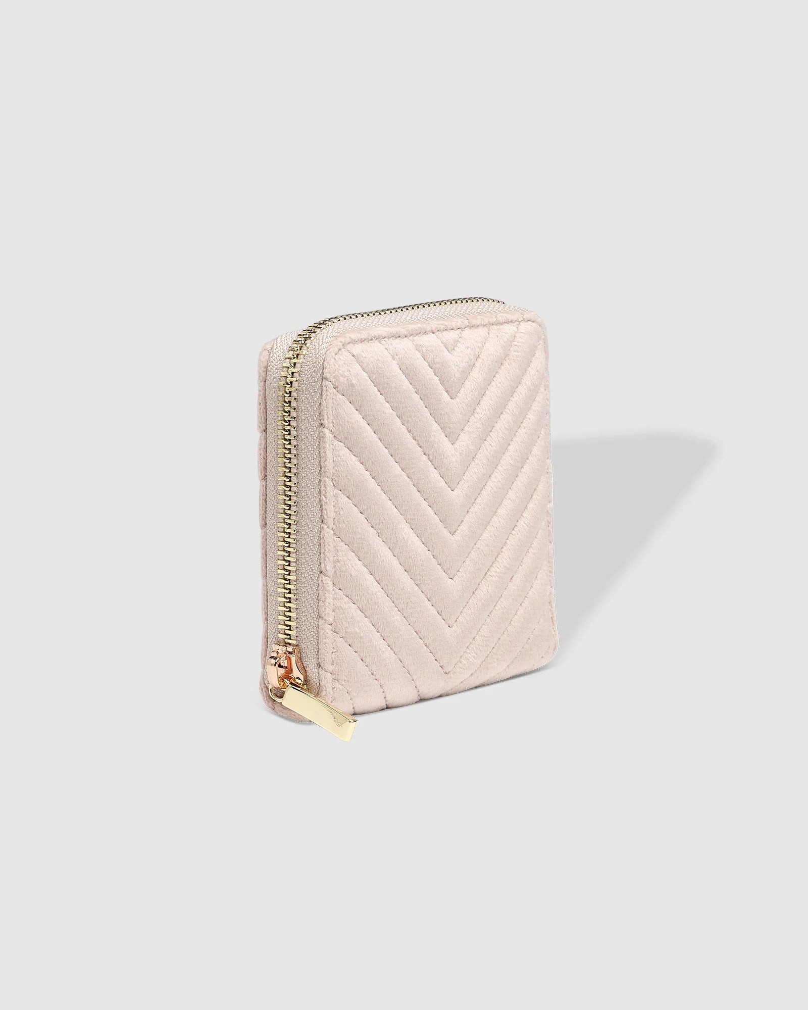 The Louenhide Juniper Velvet Jewelry Case is ideal for those who appreciate the finer details in their jewelry storage. Designed with your dynamic lifestyle in mind, this jewellery wallet is compact and portable. 