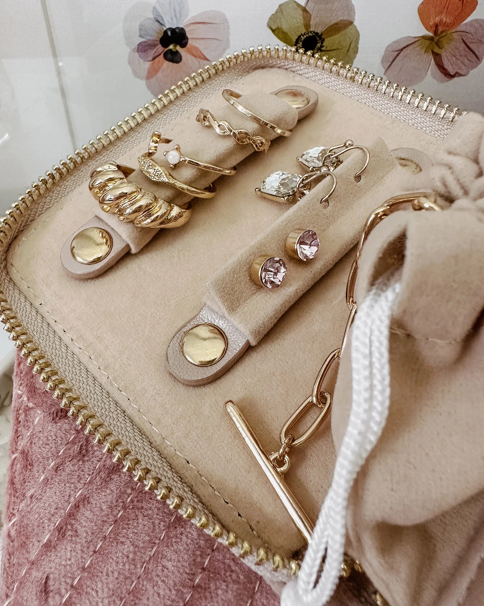 The Louenhide Juniper Velvet Jewelry Case is ideal for those who appreciate the finer details in their jewelry storage. Designed with your dynamic lifestyle in mind, this jewellery wallet is compact and portable. 