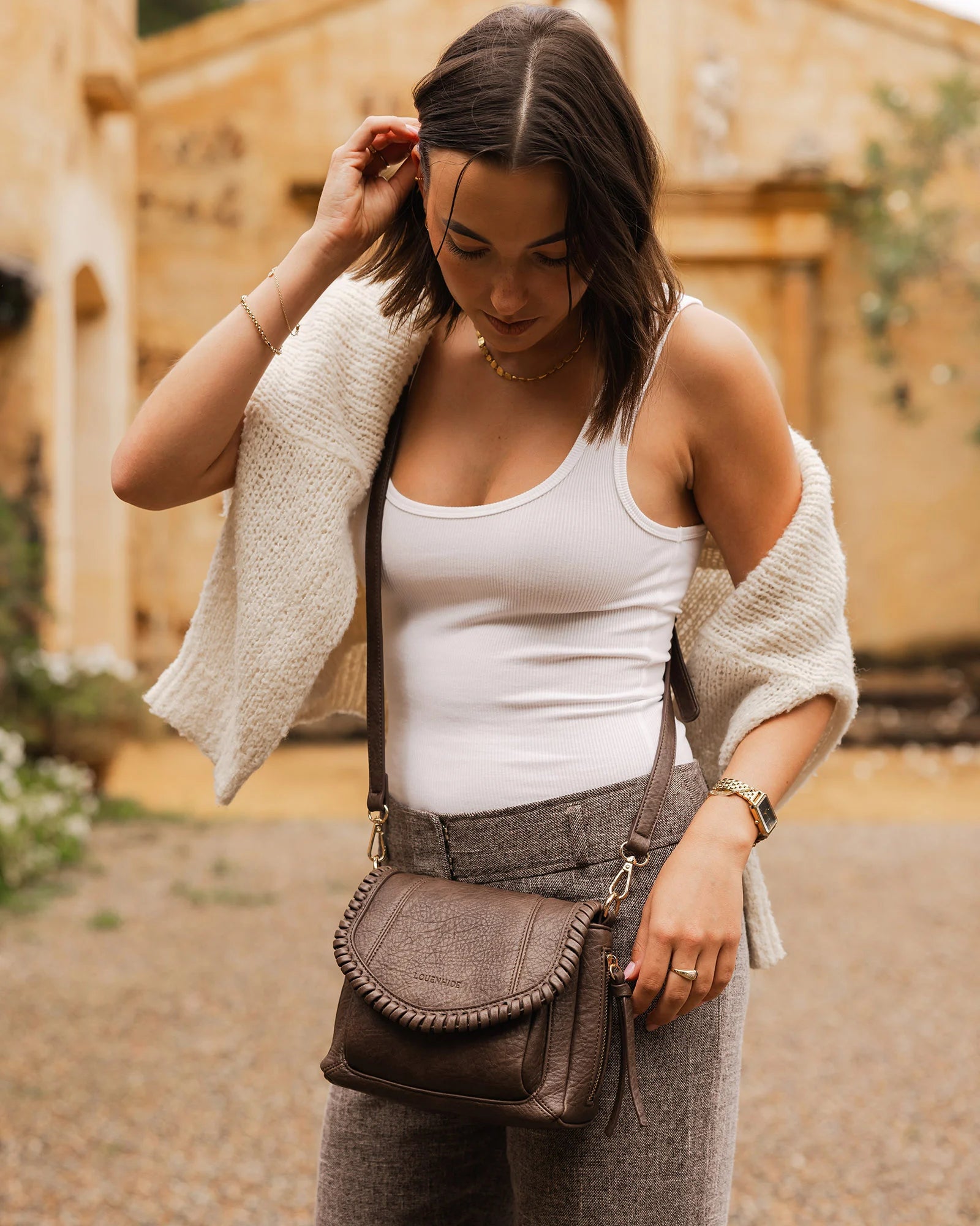 The Louenhide Shania Crossbody Bag is the epitome of elevated style that complements any ensemble. This casual women’s crossbody bag features a subtle woven vegan leather trim that adds a touch of effortless sophistication to your capsule wardrobe. 