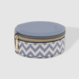 The Louenhide Sisco Jewelry Box is a gorgeous travel case ideal for storing your precious gems. Organize your essential items easily with three ring rolls, two compartments, an elasticated slip pocket and a press stud tab for earrings. Structured and protected, this affordable jewelry case will be your new travel companion.