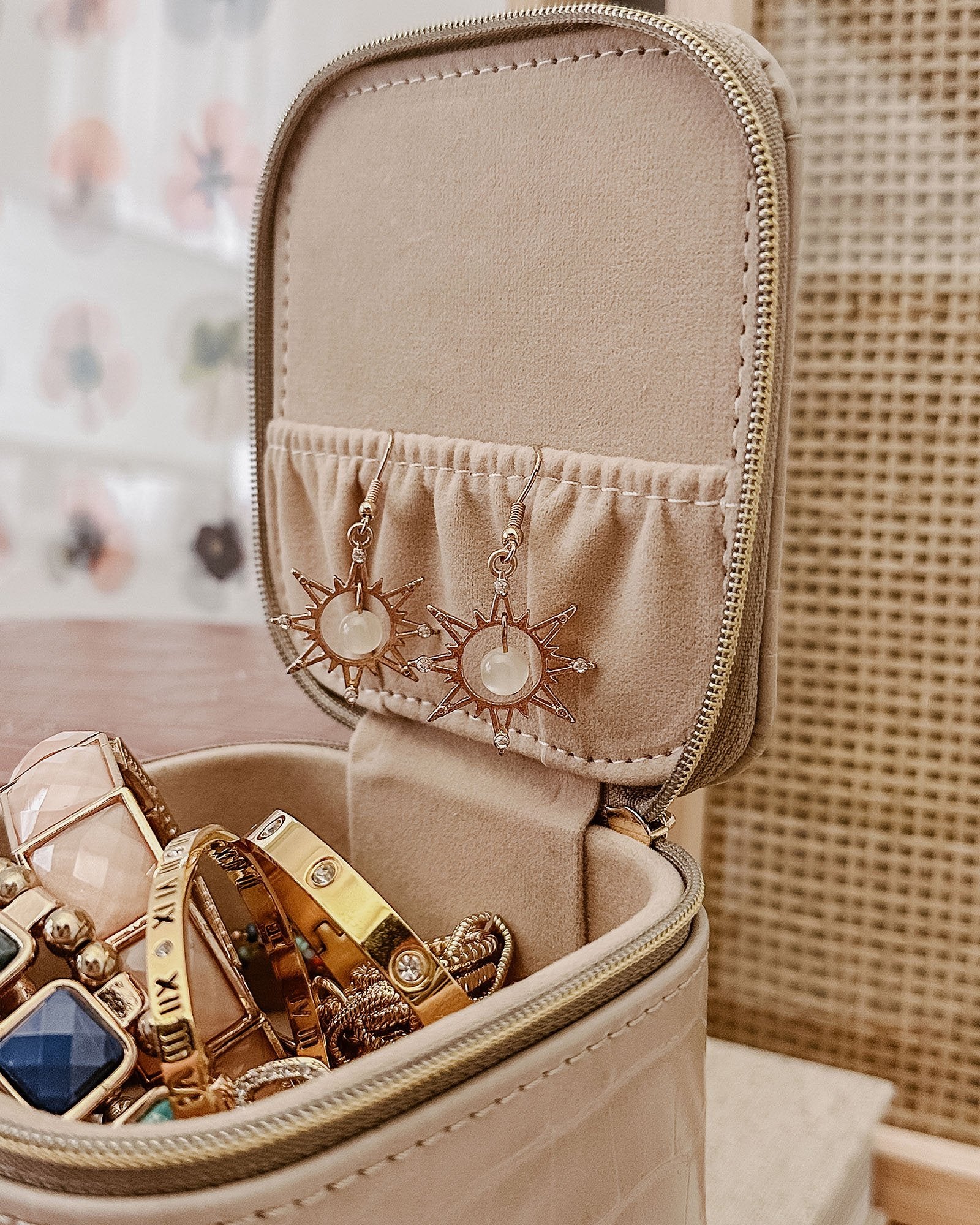 The Louenhide Beau Jewelry Box is a small, square jewellery organizer designed to keep your&nbsp; pieces safe and secure at home or when you are on the go. Featuring a vegan croc exterior,&nbsp;&nbsp;the Beau&nbsp;is every woman's dream jewelry case!&nbsp; Store your larger pieces in the main compartment, while safely stowing your smaller jewels in the elasticated slip pocket