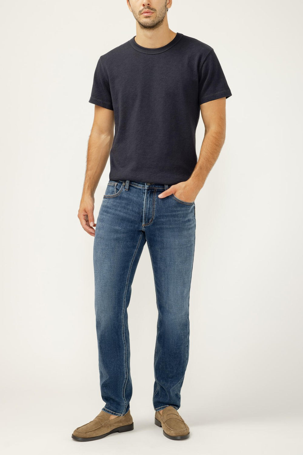 Our Desk to Dinner Konrad slim fit jeans offer a modern, streamlined look without sacrificing comfort. These men’s jeans sit just below the waist and deliver a slim fit from hip to ankle. The 14" slim leg opening adds a sharp finish that's easy to wear day to night.