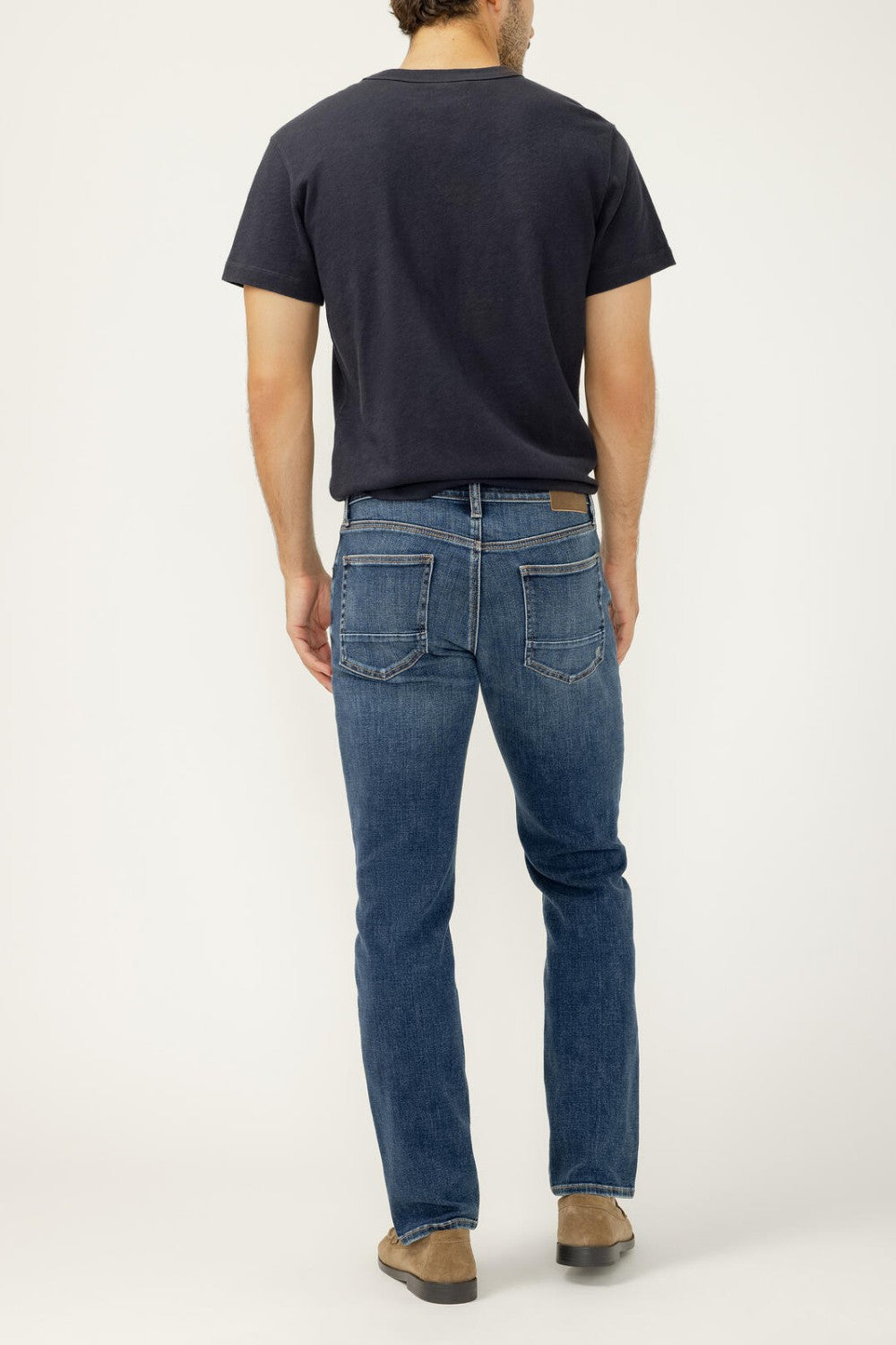 Our Desk to Dinner Konrad slim fit jeans offer a modern, streamlined look without sacrificing comfort. These men’s jeans sit just below the waist and deliver a slim fit from hip to ankle. The 14" slim leg opening adds a sharp finish that's easy to wear day to night.