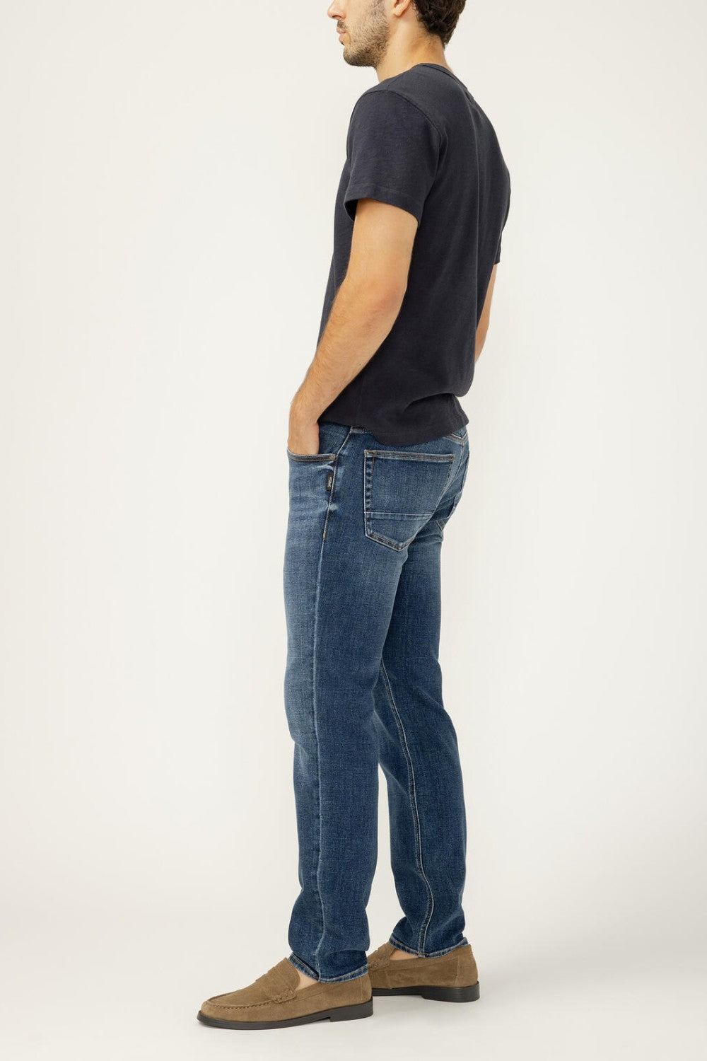 Our Desk to Dinner Konrad slim fit jeans offer a modern, streamlined look without sacrificing comfort. These men’s jeans sit just below the waist and deliver a slim fit from hip to ankle. The 14" slim leg opening adds a sharp finish that's easy to wear day to night.