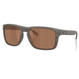 Holbrook is a timeless, classic design fused with modern Oakley technology. Inspired by the screen heroes from the 1940s, 50s, and 60s, this design epitomizes the spirit of exploration and adventure. The iconic American frame design is accented by metal rivets and Oakley icons, perfect for those who seek equal parts performance and style..