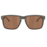Holbrook is a timeless, classic design fused with modern Oakley technology. Inspired by the screen heroes from the 1940s, 50s, and 60s, this design epitomizes the spirit of exploration and adventure. The iconic American frame design is accented by metal rivets and Oakley icons, perfect for those who seek equal parts performance and style..