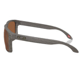 Holbrook is a timeless, classic design fused with modern Oakley technology. Inspired by the screen heroes from the 1940s, 50s, and 60s, this design epitomizes the spirit of exploration and adventure. The iconic American frame design is accented by metal rivets and Oakley icons, perfect for those who seek equal parts performance and style..