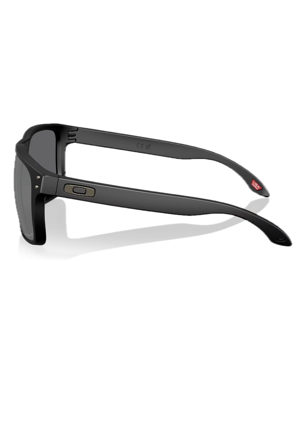 Holbrook is a timeless, classic design fused with modern Oakley technology. Inspired by the screen heroes from the 1940s, 50s, and 60s, this design epitomizes the spirit of exploration and adventure. The iconic American frame design is accented by metal rivets and Oakley icons, perfect for those who seek equal parts performance and style