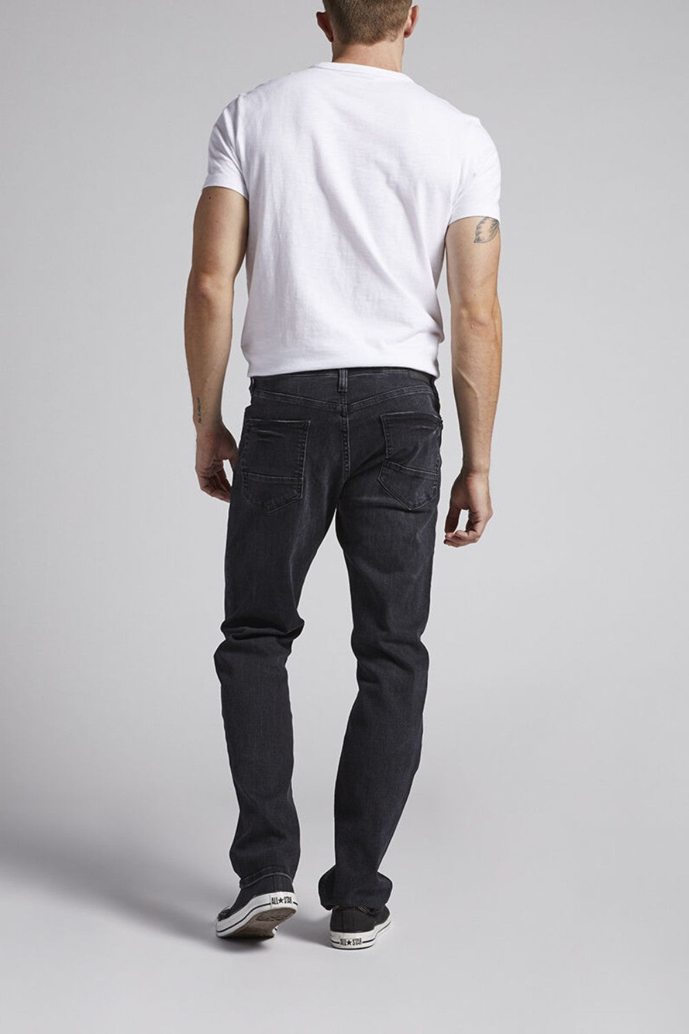 Machray is a modern take on the athletic fit. It features a longer saddle and a slim athletic fit through the hip and thigh with room for muscles. Built for a close-but-comfortable athletic look, Machray is finished with a 15.5” straight leg opening.