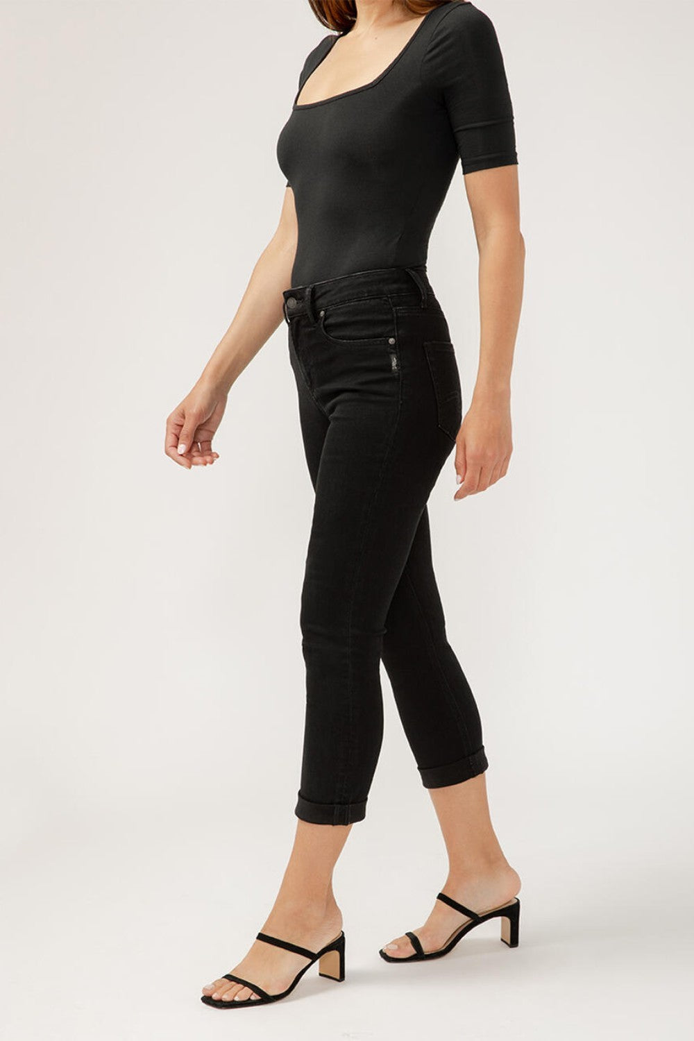 Searching for the perfect curvy fit? Meet Avery—designed to flatter those with a smaller waist and fuller hips, made with Luxe Stretch denim. These high rise jeans provide extra coverage and a contoured waistband prevents gapping. Finished with ease in the hip and thigh for curve-hugging perfection.