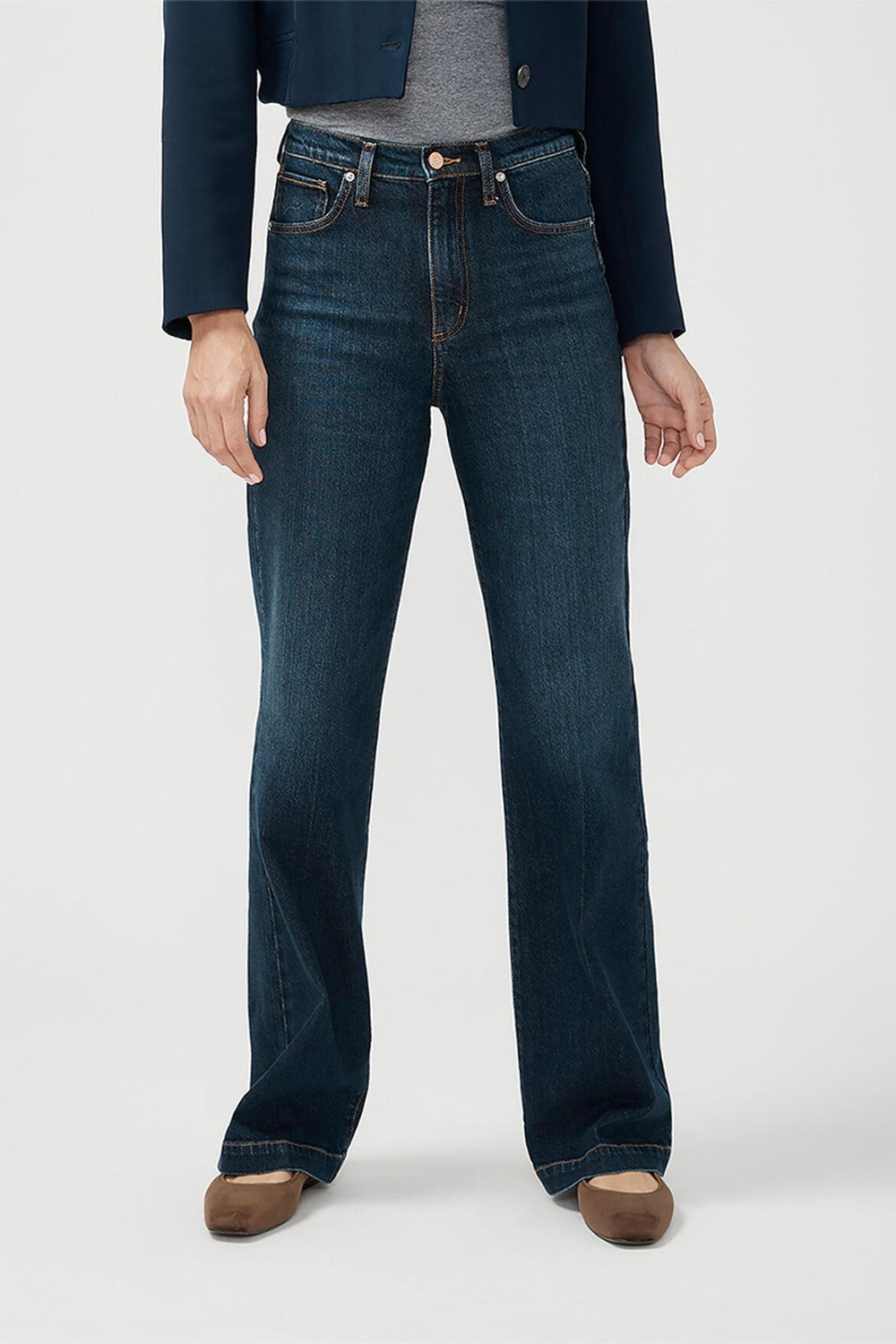 With plenty of vintage vibes, Highly Desirable is Silver Jeans Co.’s highest rise yet. It’s fitted at the waist, slim through the hip and thigh, and relaxed through the leg. The result? A ‘90s jean that flatters, lengthens, and has an epic butt-lifting effect. Finished with old-school details.