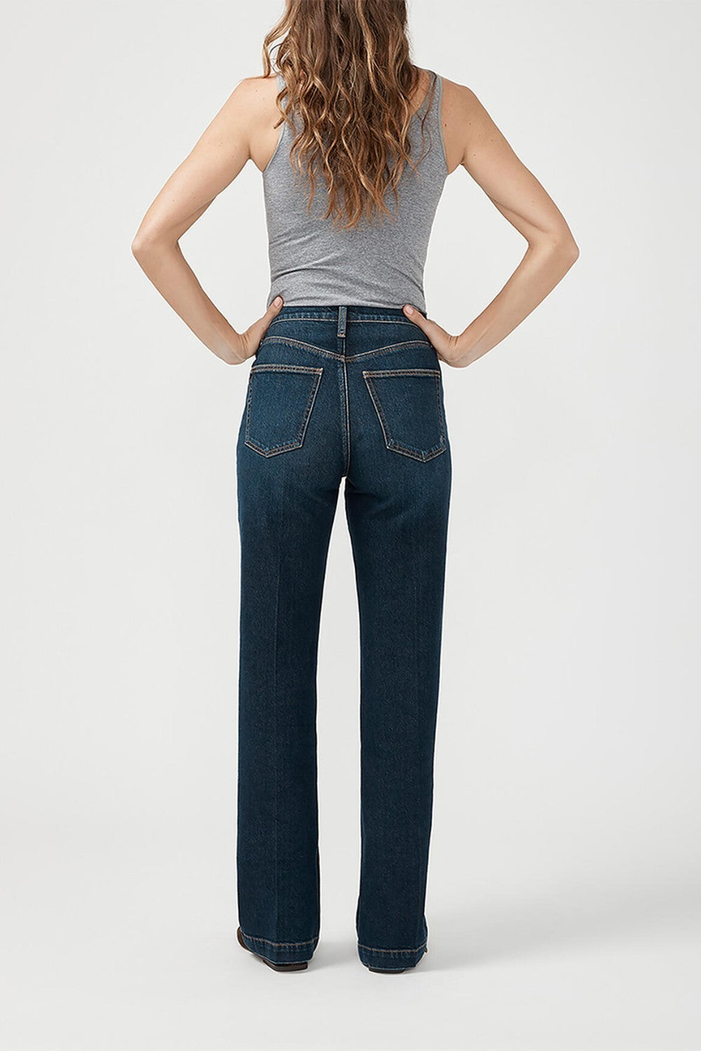 With plenty of vintage vibes, Highly Desirable is Silver Jeans Co.’s highest rise yet. It’s fitted at the waist, slim through the hip and thigh, and relaxed through the leg. The result? A ‘90s jean that flatters, lengthens, and has an epic butt-lifting effect. Finished with old-school details.